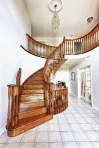 un escalier en bois aprés rénovation