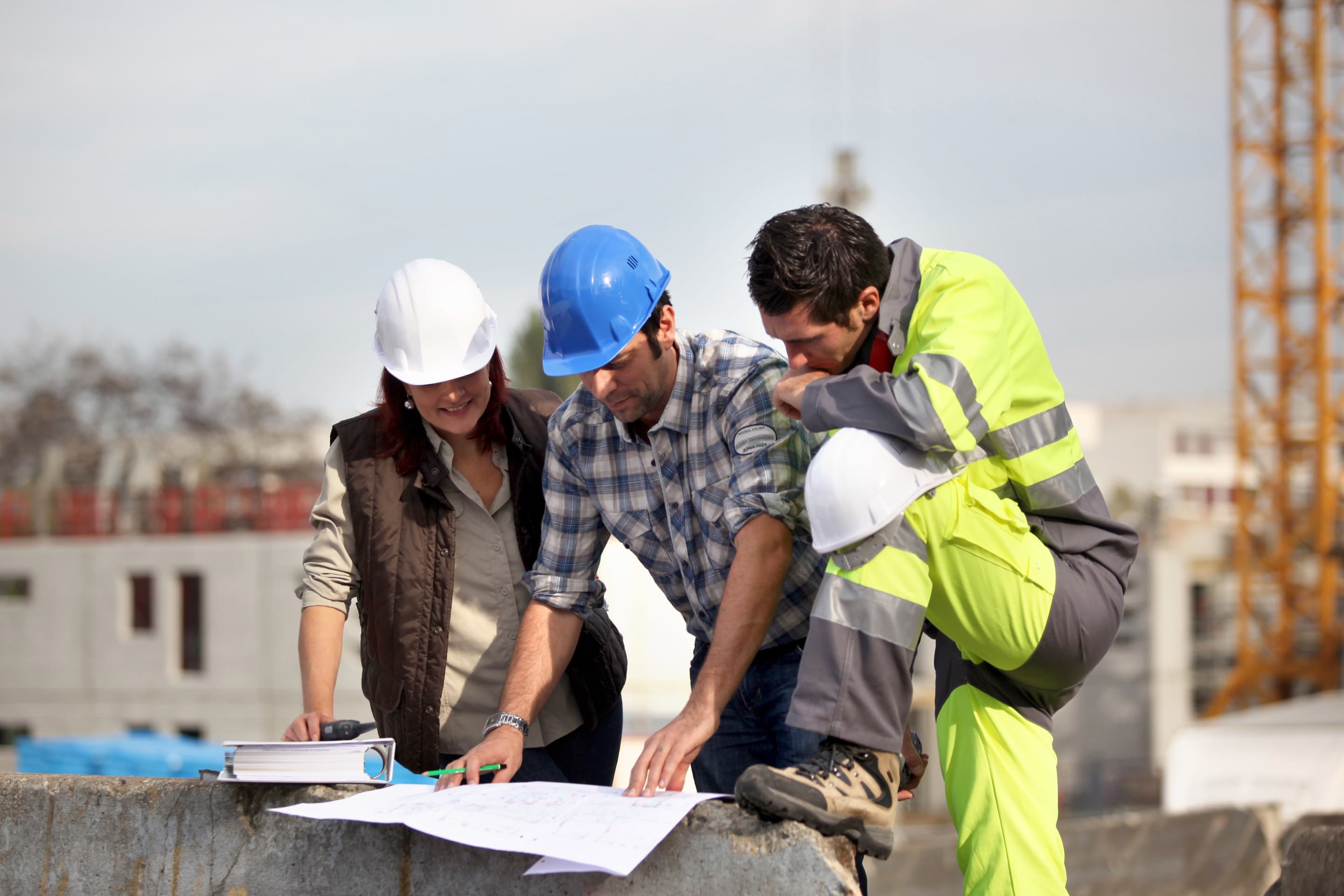 Trois ouvriers du bâtiment sur un chantier