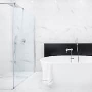 Carrelage en marbre dans une salle de bain moderne