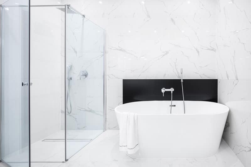 Carrelage en marbre dans une salle de bain moderne