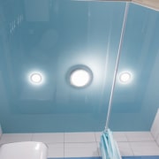 Conseils pour changer une ampoule spot encastrable dans la salle de bain