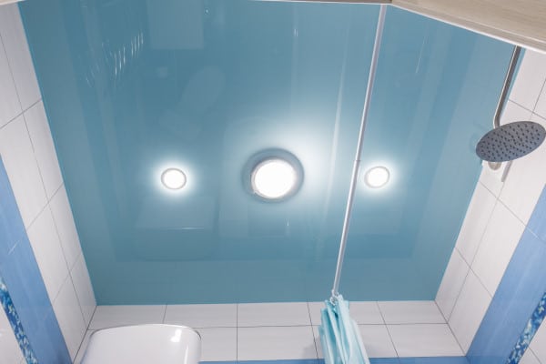 Conseils pour changer une ampoule spot encastrable dans la salle de bain