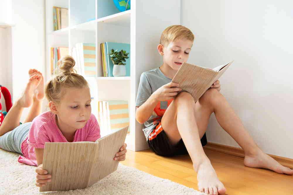 Enfants en train de lire
