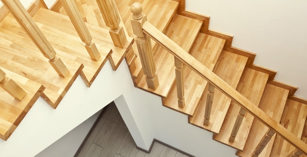 Combien prévoir pour une plinthe d'escalier en bois ?