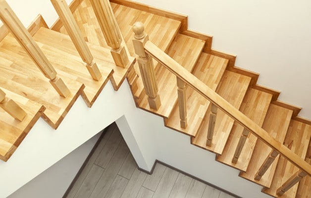 Combien prévoir pour une plinthe d'escalier en bois ?