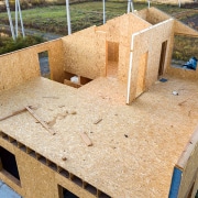 Remplacer la toiture d'une maison en carton