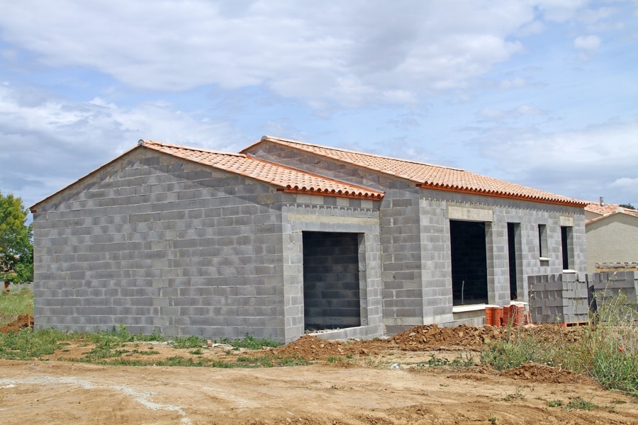 Maison en construction avec un garage en parpaing