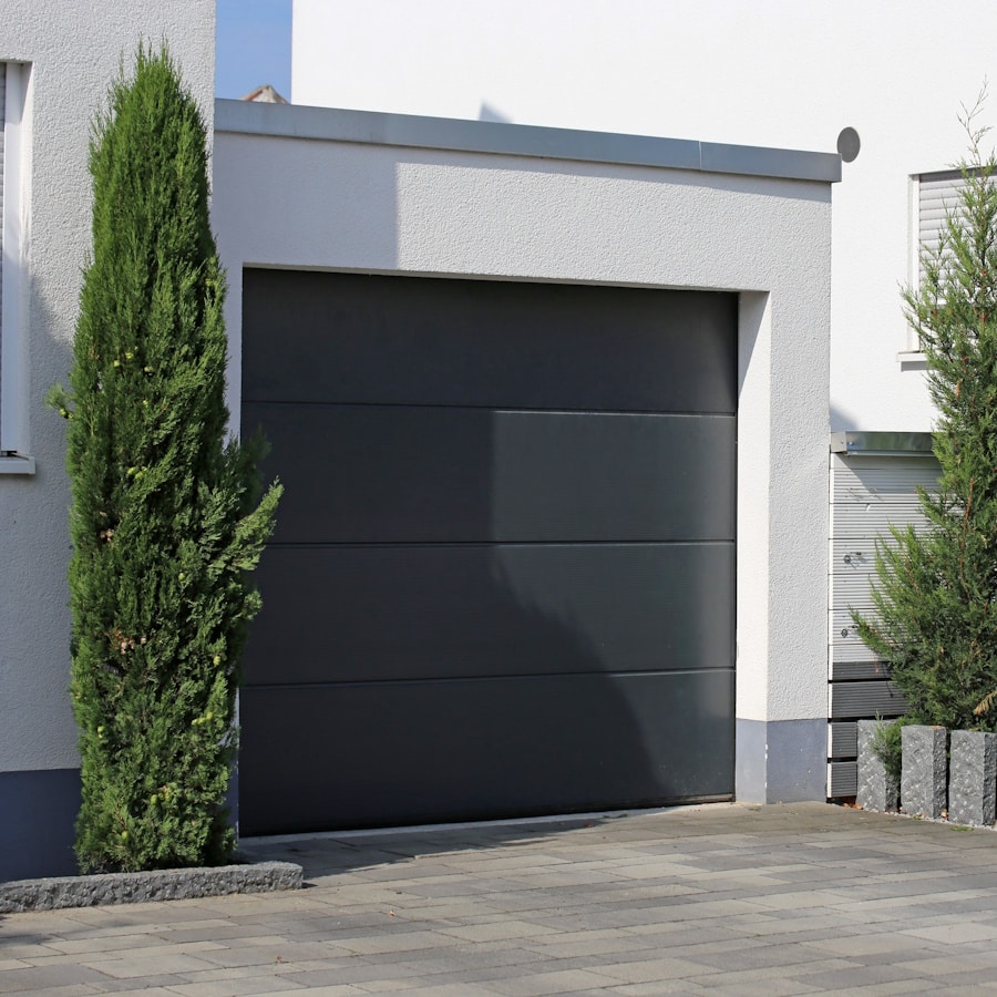 Une porte de garage moderne